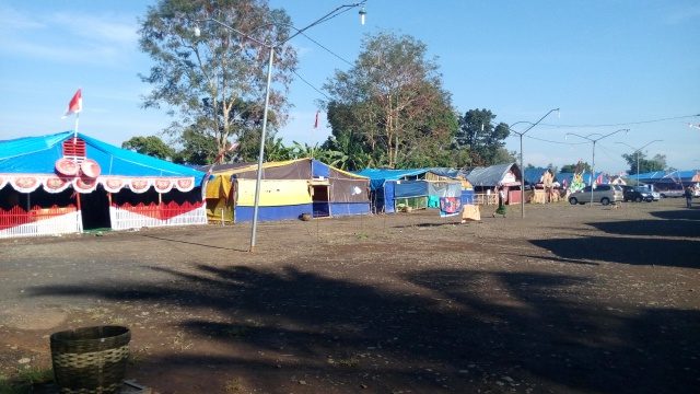 TENDA. Tenda-tenda yang berdiri di dekat Padepokan Dimas Kanjeng. Para pengikut mendirikan tenda di sana karena waktu pencairan (uang) telah tiba. Foto oleh Amir Tedjo/Rappler 