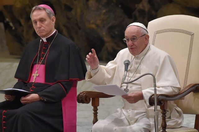 Pope urges ‘responsible behavior’ to stop AIDS spread