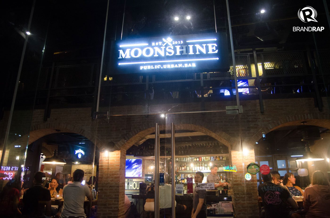 RUSTIC. Moonshine’s rustic interior is inspired by the Prohibition Era in the 1920s. Photo by Pauee Cadaing/Rappler 