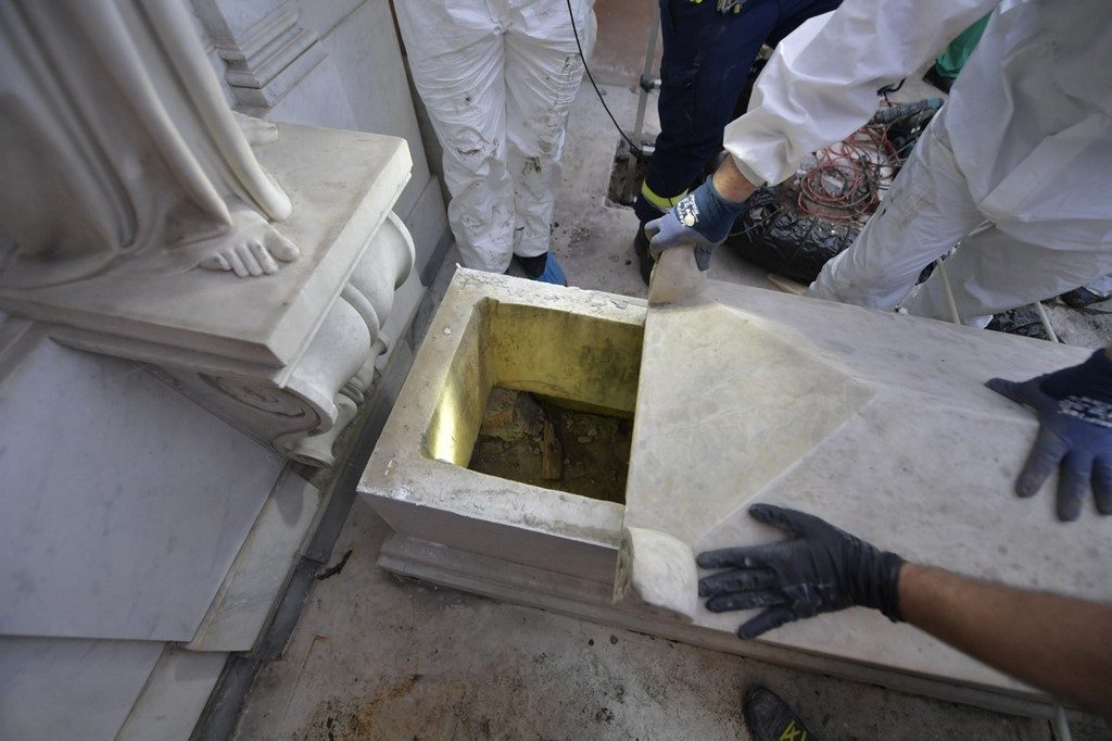 Vatican opens burial chambers in hunt for princesses and missing teen