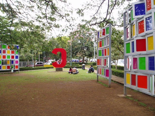Taman Foto yang terletak di Jalan Taman Cempaka, Bandung, diihiasi monumen "C" dari kata Camera dan dilengkapi puluhan pigura warna-warni untuk memajang foto. Foto oleh Yuli Saputra/Rappler  