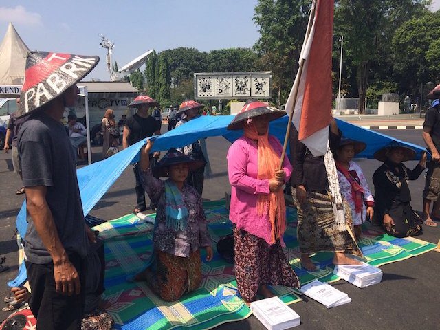 TENDA MANUSIA. Para Kartini Kendeng membuat tenda dengan tangan mereka sendiri, karena dilarang memasang kayu oleh polisi di depan Istana Negara. Foto oleh Print Woeloeng. 