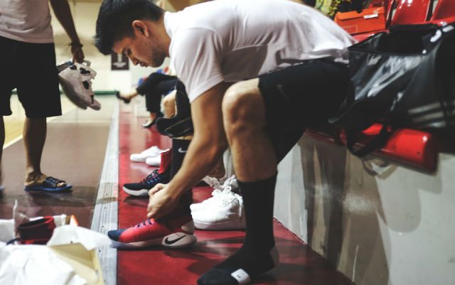 BALL IS LIFE. Actor Rayver Cruz laces up his sneakers. Photo from Titan  