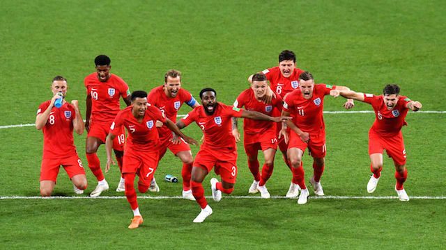 SORAK. Para pemain Inggris bersorak usai memastikan diri menang adu penalti dari Kolombia. Foto dari FIFA.com 