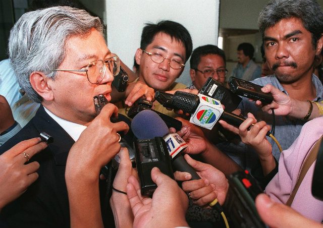 REPORTERS' FAVORITE. Rodolfo Severino Jr (L) is mobbed by reporters after a signing ceremony at Jakarta's ASEAN Secretariat. File photo by Kemal Jufri/AFP 