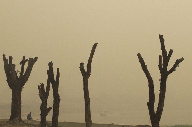 BLANKET OF HAZE. A riverbank park in Pekanbaru, Riau province, is blanketed by thick haze due to a raging forest fire on March 14, 2013. File photo by AFP