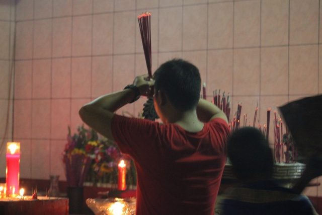 KEBERUNTUNGAN. Warga Tionghoa meminta agar diberikan keberuntungan di tahun ayam api 2568. Foto oleh Diego Batara/Rappler 