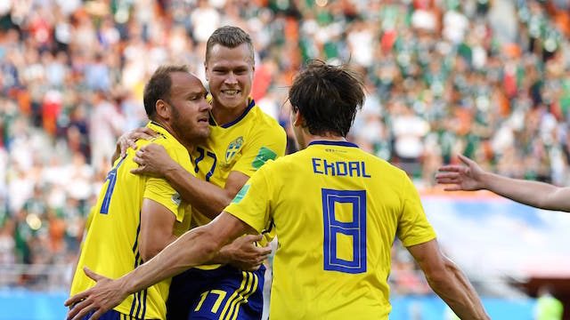 LOLOS. Andreas Granqvist merayakan gol kedua Swedia ke gawang Meksiko. Swedia pun lolos ke babak selanjutnya bersama Meksiko. Foto dari FIFA.com 