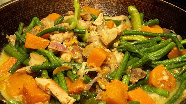 LOOK: Cooking pinakbet under sizzling inflation