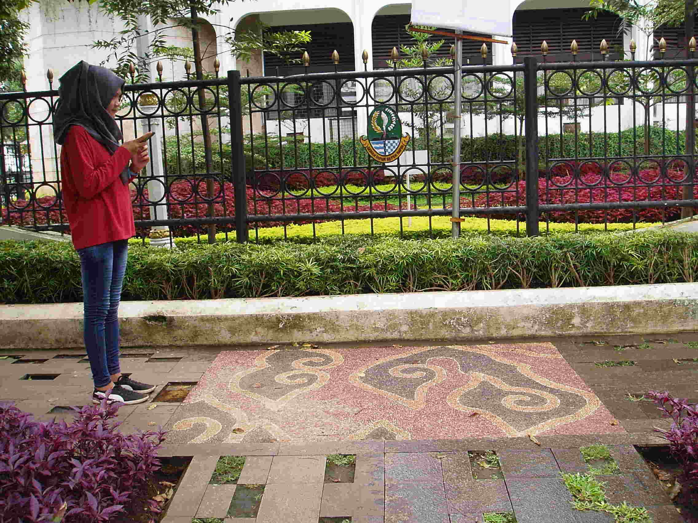 Yuk, belajar motif batik Jawa Barat di trotoar Gedung Sate