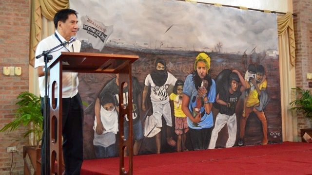 HAUNTING REMEMBERANCE. Former Health Secretary Dr. Manuel Dayrit, unveils a mural painted by Balangaw artists depicting the resilience and perseverance of Filipinos when faced with disasters. Photo by Jamie Almora  