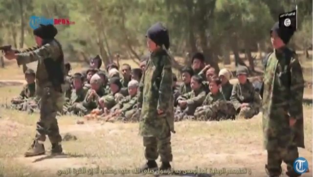 GABUNG ISIS. Belasan anak yang diduga berasal dari Indonesia tengah dilatih perang oleh anggota ISIS. Diduga pelatihan itu dilakukan di Suriah. Foto: screen picture dari Youtube/Tribunnews  