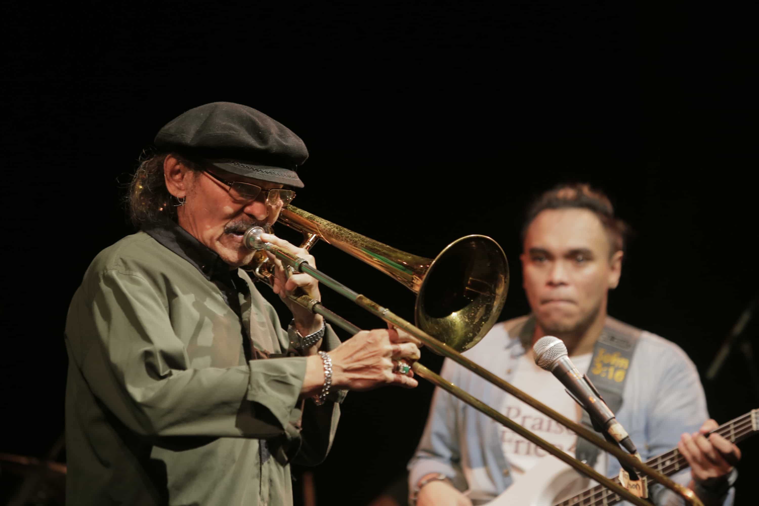 Benny Likumahuwa. Peniup trombone legendaris Indonesia itu tampil bersama anaknya, Barry Likumahuwa. Foto oleh Bram Setiawan/Rappler 
