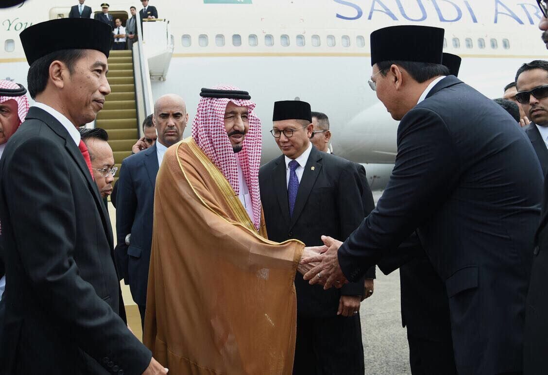 Gubernur DKI Jakarta Basuki "Ahok" Tjahaja Purnama menyalami Raja Salman saat menyambut di Bandara Halim Perdanakusuma, Rabu (1/3). Foto Istimewa 