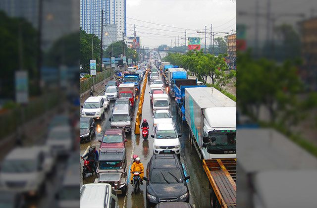 JAMPACKED ROADS. This is the view from the footbridge in Katipunan, Quezon City, during rush hour. Photo courtesy of John Labella 