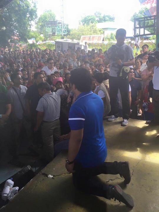 ON BENDED KNEES. Cavite Vice Governor Jolo Revilla kneels down before voters in Dasmariñas and Bacoor cities in Cavite. 