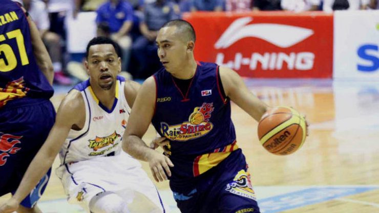 Paul Lee (R) is rebounding and passing more in the PBA 2015 Philippine Cup. Photo by Nuki Sabio/PBA Images