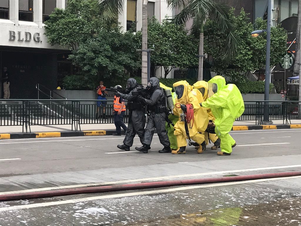 CHEMICAL LEAK. Rescuers respond to the gas leak earthquake drill scenario in Pasig City. Photo by Gari Acolola 