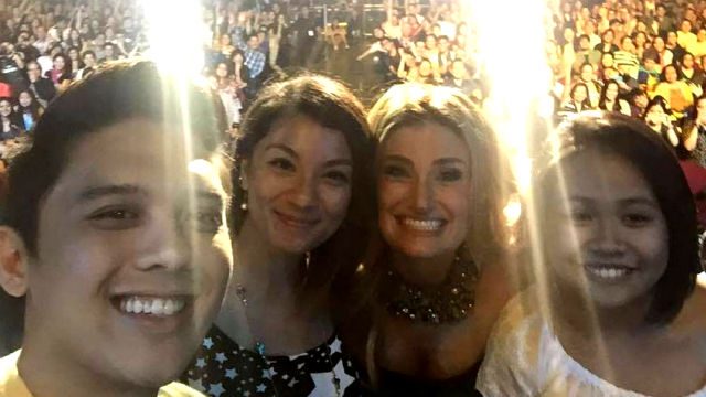 IN PHOTOS: Idina Menzel sings with 3 Pinoy audience members at PH concert