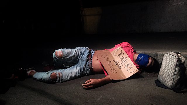 CARDBOARD. The lifeless body of Jaime Ong Bayaca, a 40-year-old Chinese-Filipino is found along R10 bridge in Tondo, Manila. His face is wrapped with duct tape with a piece of cardboard placed on top of his body saying, 'I am a drug lord.' 