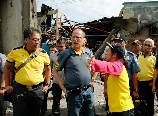 BRIEFING. President Benigno Aquino III gets an on-site briefing from Zamboanga City Mayor Beng Climaco on the bomb blast in her city on January 25, 2015. With him are Interior Secretary Manuel Roxas II (left) and Defense Secretary Voltaire Gazmin (far right). Photo by Gil Nartea/Malacañang Photo Bureau 