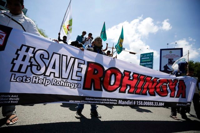 Kaum terpelajar di Aceh mengadakan demonstrasi terhadap pemerintah Indonesia agar menerima warga Rohingya yang terdampar di laut, pada 19 Mei 2015. Foto oleh Hotli Simanjuntak/EPA   