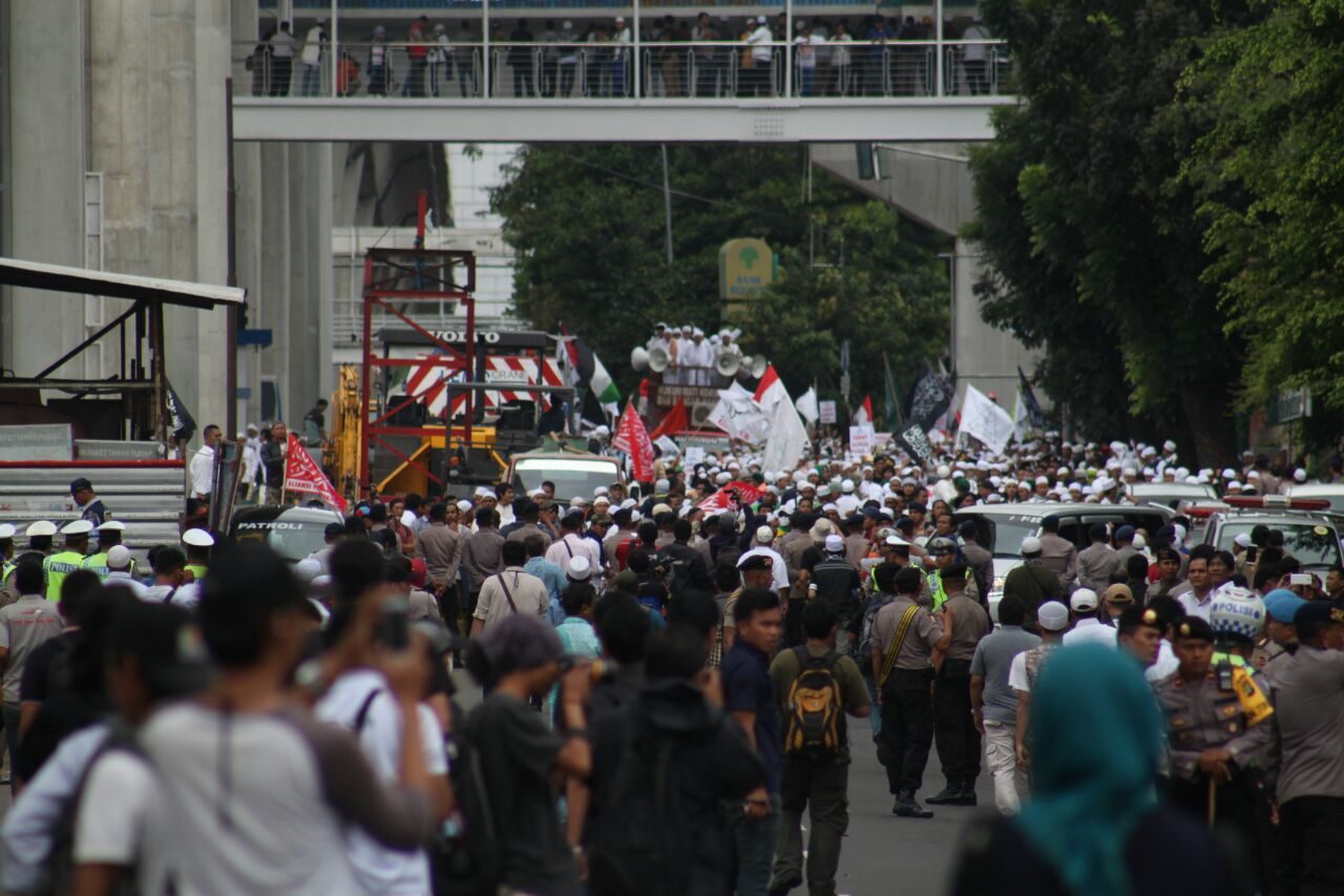 Ratusan massa FPI memenuhi ruas jalan di depan Mabes Polri, Senin (16/1). Foto oleh Diego Batara/Rappler 
