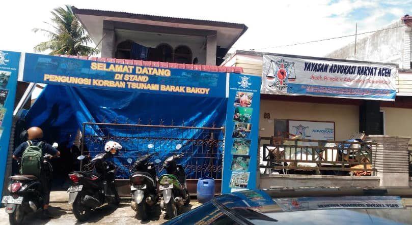 Kantor Yayasan Advokasi Rakyat Aceh (YARA) Banda Aceh menjadi tempat tinggal para pengungsi tsunami, Senin (22/5). Foto oleh Adi Warsidi/Rappler 