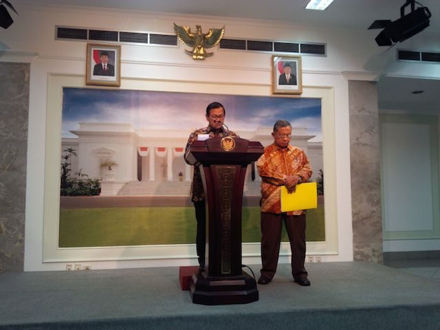 Seskab Pramono Anung didampingi Menko Perekonomian Darmin Nasution mengumumkan Paket Kebijakan VIII, di kantor Presiden, Jakarta, 21 Desember 2015. Foto dari Setkab.go.id 