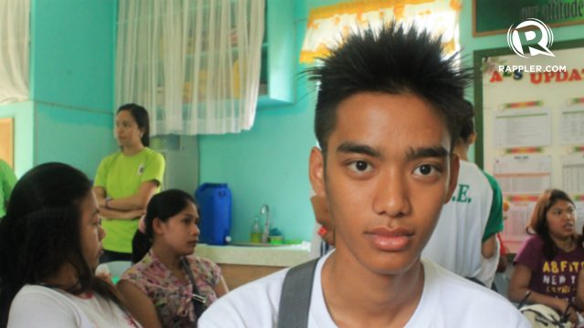 BACK TO SCHOOL. Christian Enciso, 17, is going back to school after a year of part-time jobs. Photo by Jee Geronimo/Rappler        