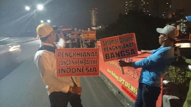 PROTES ANTI KOMUNIS. Kelompok yang menamakan dirinya Aliansi Anti Komunis Indonesia mengangkat poster yang menyambut tim International People's Tribunal 1965. Foto istimewa 