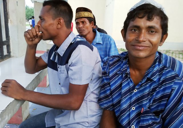 Dus Mamath (kiri) dan Muhammad Toyyub (kanan) saat diwawancara di halaman tempat penampungan sementara imigran asal Myanmar dan Bangladesh di Gedung Olahraga (GOR) Lhoksukon, Kabupaten Aceh Utara, Selasa, 12 Mei 2015. Foto Nurdin Hasan/Rappler 