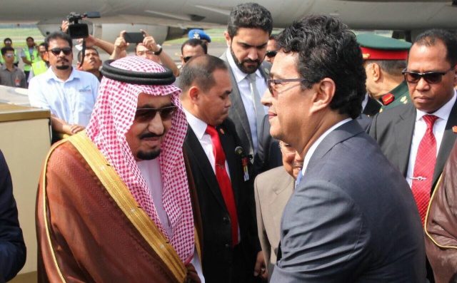 KE BRUNEI. Raja Arab Saudi, Salman bin Abdulaziz berada di Bandara Halim Perdana Kusuma untuk bertolak menuju ke Brunei Darussalam pada Sabtu pagi, 4 Maret. Foto diambil dari akun Twitter @husainabdullah1 