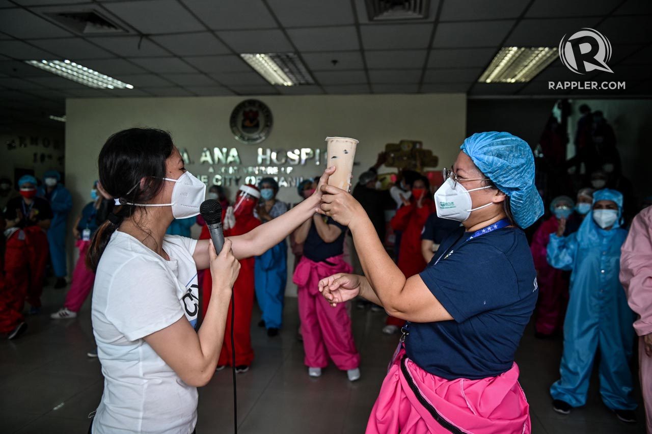 CHEERS! Dr. Grace Padilla (right) symbolically receives 600 ice-cold milk tea for its staff from a generous donor. Photo by Alecs Ongcal/Rappler 
