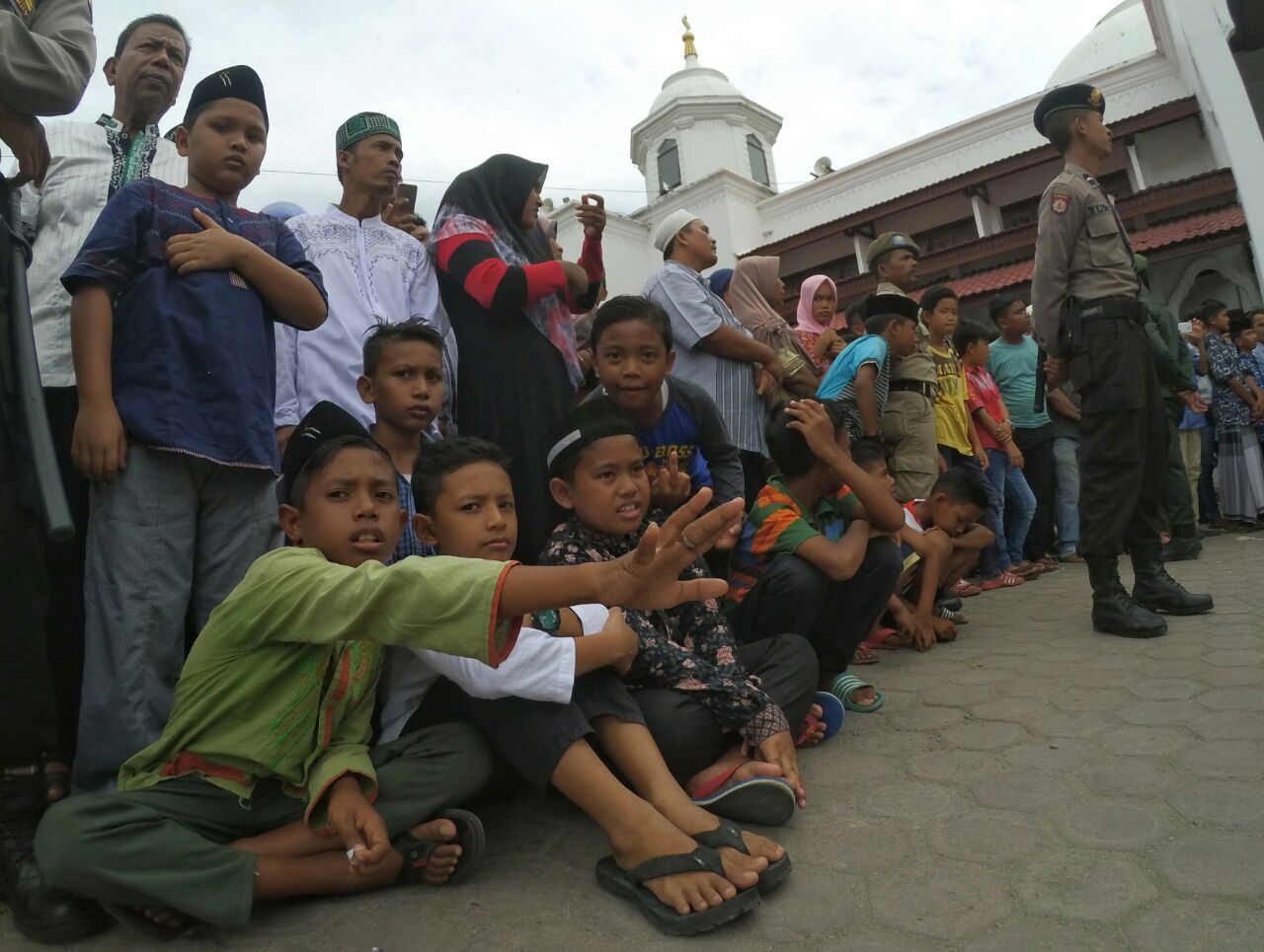 Anak-anak ikut menyaksikan prosesi cambuk di halaman Masjid Alfalah, Sigli, Pidie, Aceh. Foto oleh Habil Razali/Rappler 