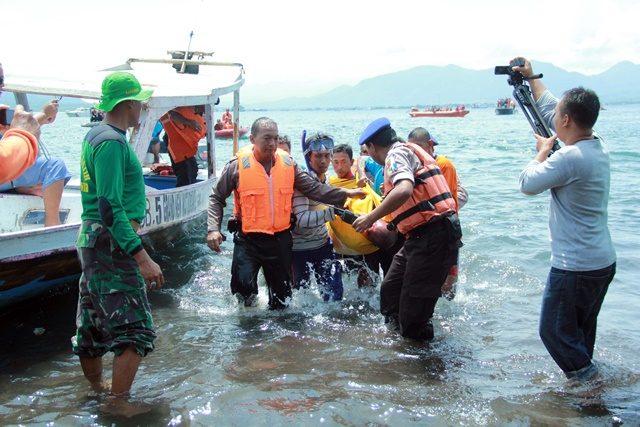 Tim SAR gabungan mengangkat jenazah korban KMP Rafelia II yang tenggelam di Perairan Selat Bali, Banyuwangi, Jawa Timur pada Sabtu, 5 Maret. Foto oleh Budi Candra Setya/ANTARA 