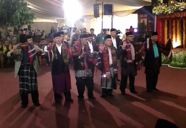TOR-TOR. Setelah dibuka dengan sidang adat, rangkaian upacara adat dilanjutkan dengan tor-tor dari keluarga Nasution. Foto oleh Media Center Medan
Manopot Horja Bobby Nasution-Kahiyang Ayu 