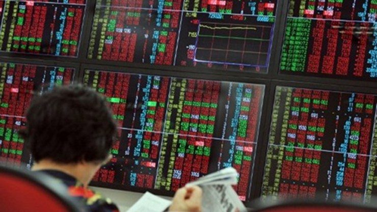 Asian shares mixed as Ukraine tensions trump US data