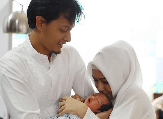 Pasangan Fedi dan Vanny sangat berbahagia usai kelahiran anak mereka, Hasan Fadilah Nuril. Foto dari akun Instagram Fedi Nuril. 
