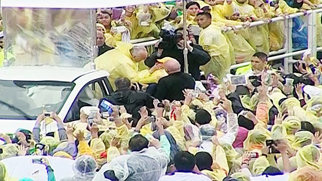 Thousands cheer as Pope arrives in Palo