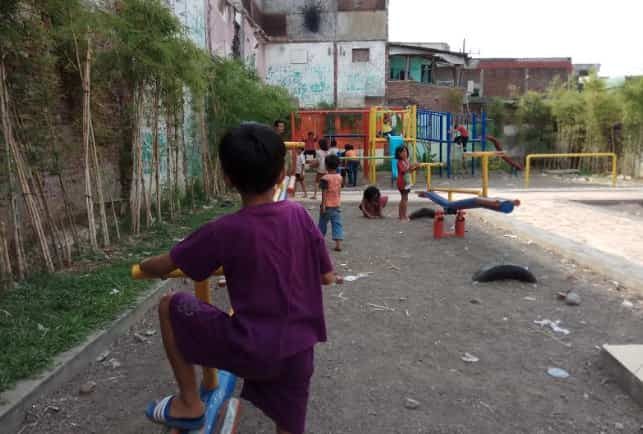 Anak-anak bermain di taman yang dulunya bekas rumah bordil di Gang Dolly. Foto oleh Amir Tejo/Rappler 