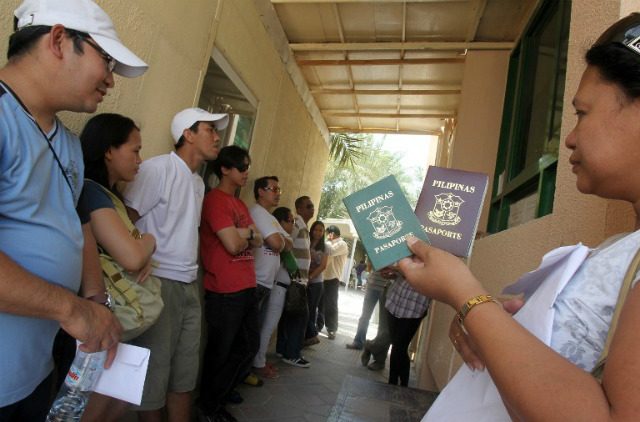 OVERSEAS VOTERS. Filipinos living overseas wait in line to vote at a polling center in Dubai on April 12, 2010, the last time the Philippines elected a president. File photo by Karim Sahib/AFP 