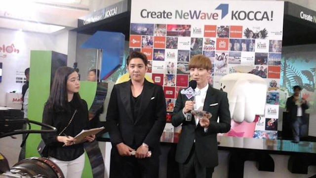 KOREAN FESTIVAL 2015. Leeteuk dan Kangin dari grup kpop Super Junior menjadi bintang tamu dalam pembukaan Korean Festival 2015 di Jakarta. Foto dari akun twitter Pusat Kebudayaan Korea (@KCC_Indonesia) 