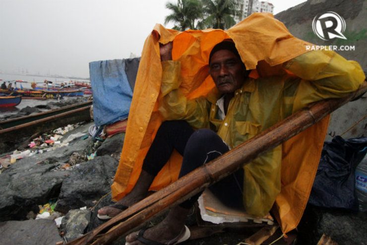 BRACING FOR GLENDA. A Manila resident rests by Manila Bay seawall on Tuesday, July 15, 2014. Photo by Albert Victoria/Rappler