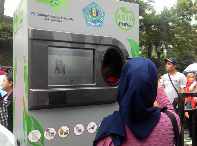 Cara baru buang sampah dengan mesin ATM