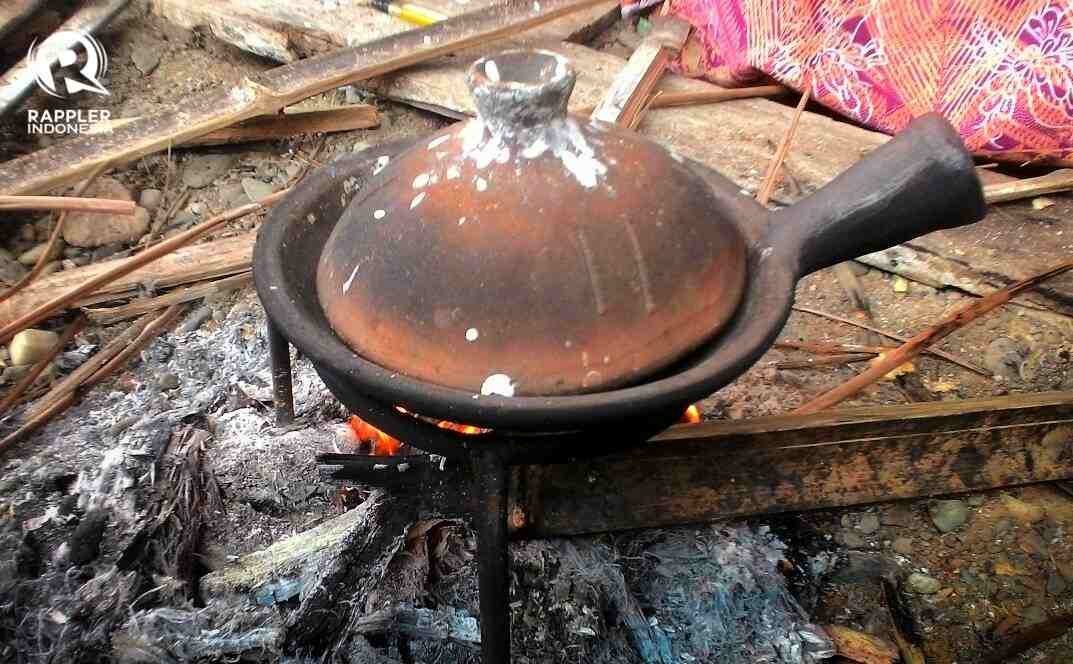 CEUREULOP. Apam lebih nikmat jika dimasak di ceureulop (pinggan terbuat dari tanah). Foto oleh Habil Razali/Rappler 