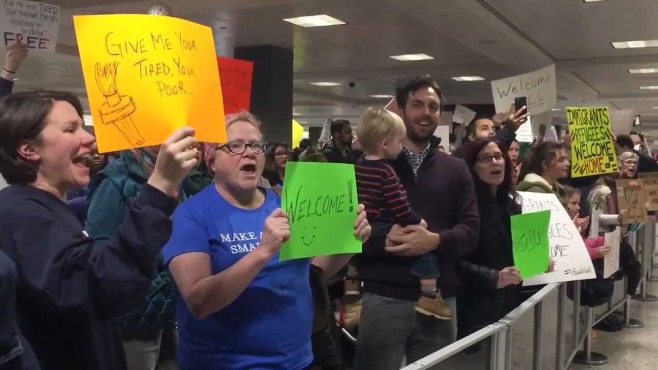 TRAVEL BAN. Protesters at Washington Dulles International Airport. File photo by Paterno Esmaquel II/Rappler   