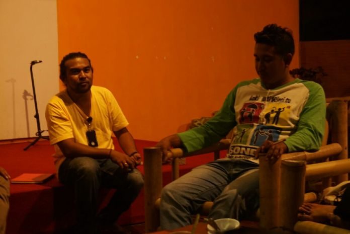 LAKI-LAKI BARU. Para relawan CIS Timor, William Fangidae dan Senimala Batmalo, berbincang bersama Oxfam dan para media di Kafe OCD, Kupang, NTT, pada 23 Februari. Foto: Istimewa 