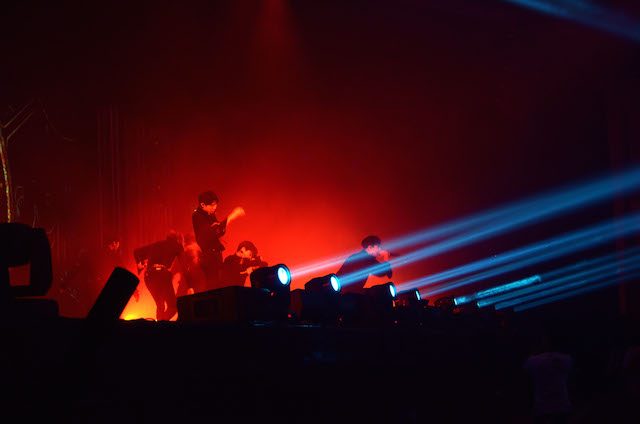 LIGHTING. Pertunjukan VIXX didukung juga oleh lighting menawan yang telah disiapkan. Foto oleh Dzikra Fanada/Rappler 