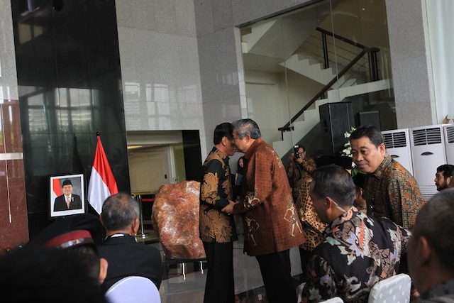 TEMPEL PIPI. Bukan hanya bersalaman, tapi Presiden Joko Widodo dan mantan presiden Susilo Bambang Yudhoyono juga saling menempelkan pipi kanannya di peresmian gedung baru KPK, Selasa, 29 Desember 2015. Foto oleh Humas KPK  